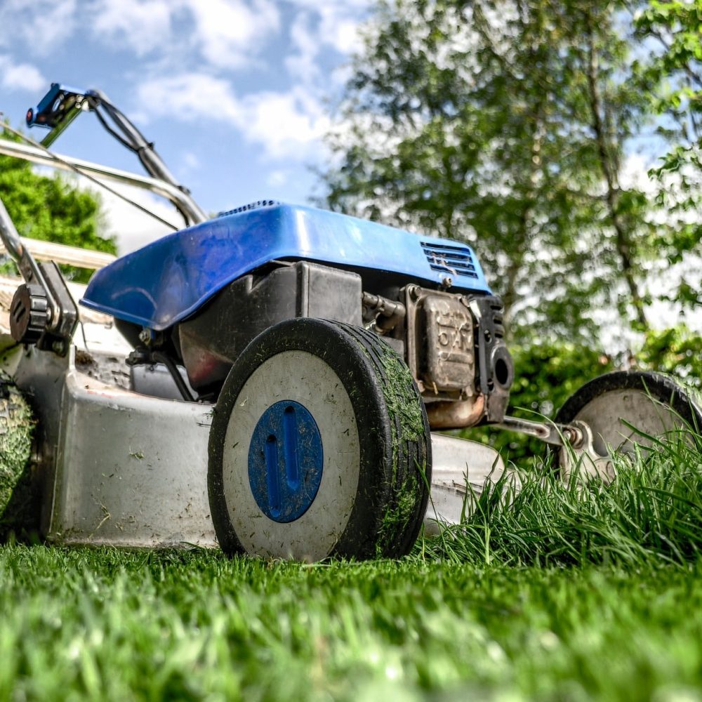 lawnmower-384589_1920